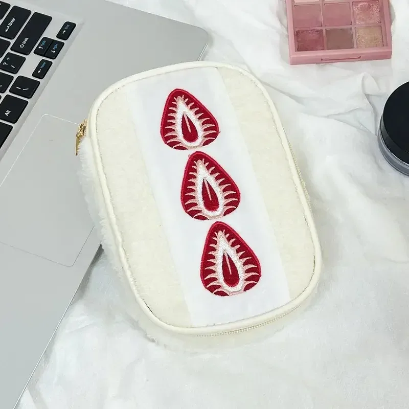 trousse à stylos portable en peluche, motif fraise, trousse de maquillage multifonction, étui à crayons brodé mignon pour l'école et le bureau