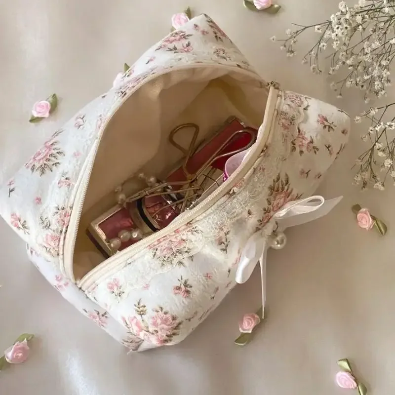 organisateur de maquillage de grande capacité pour femmes, 1 pièce, sac à cosmétiques avec nœud en dentelle, trousse de toilette de voyage, sac de rangement, trousse à crayons à volants à fermeture éclair