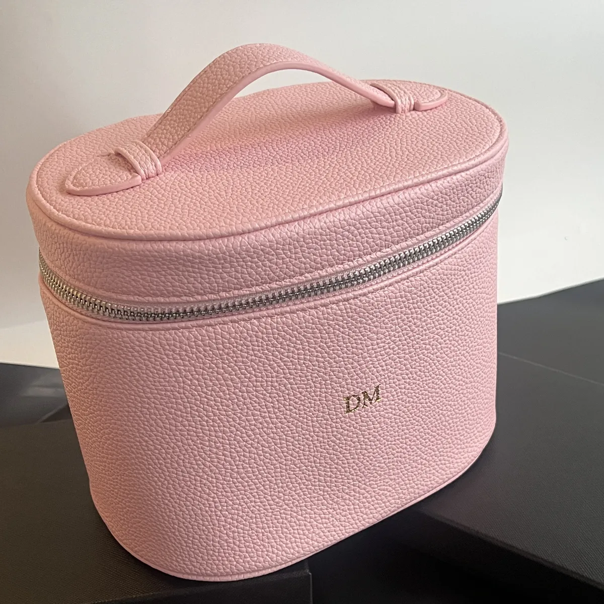 sac de voyage portable personnalisable avec compartiment cosmétique amovible en cuir grainé et section de rangement séparée pour articles de toilette