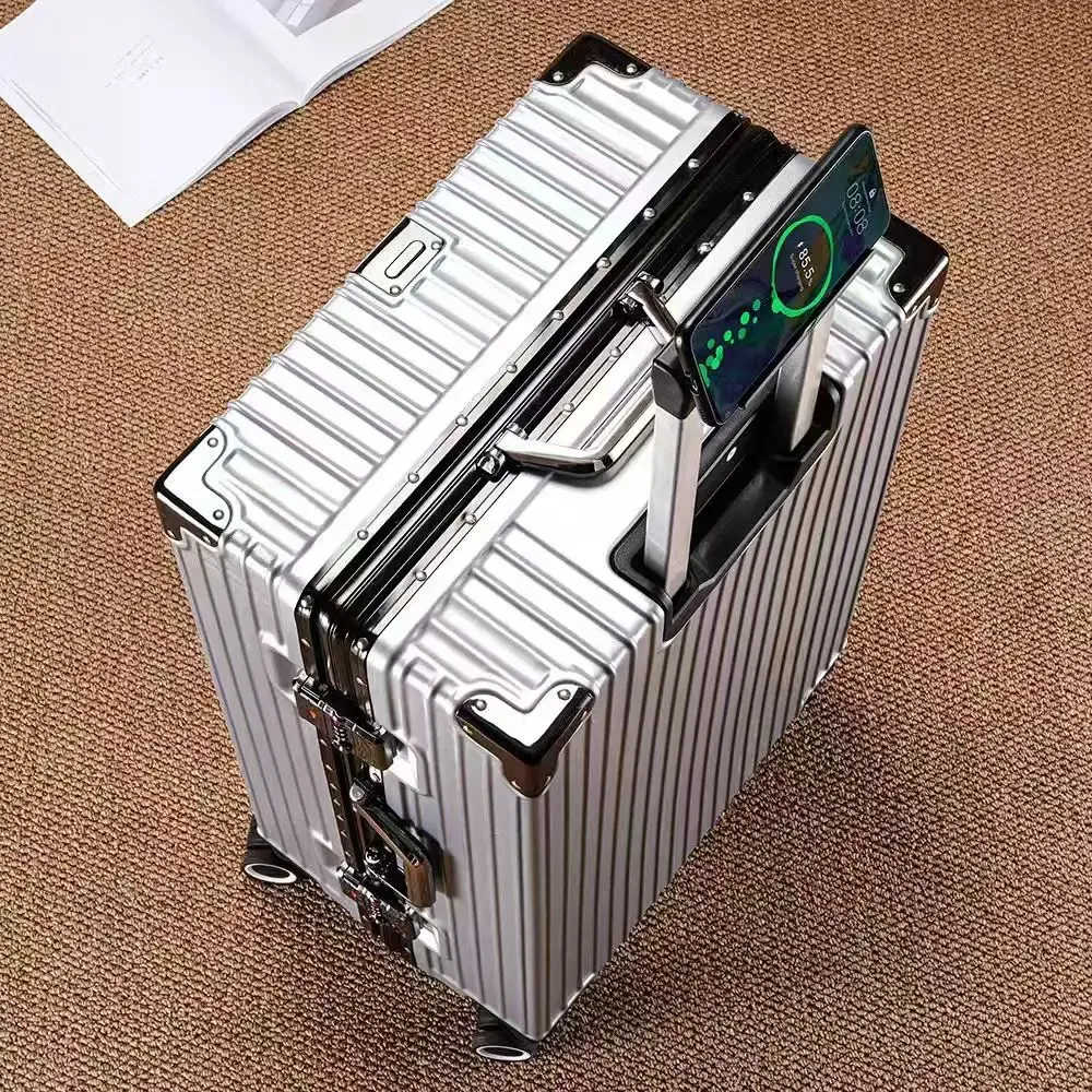 valise wolverine, une valise rigide avec 108 rivets, taille 20-28 pouces, dotée de roues silencieuses tout-terrain et d'un porte-gobelet.