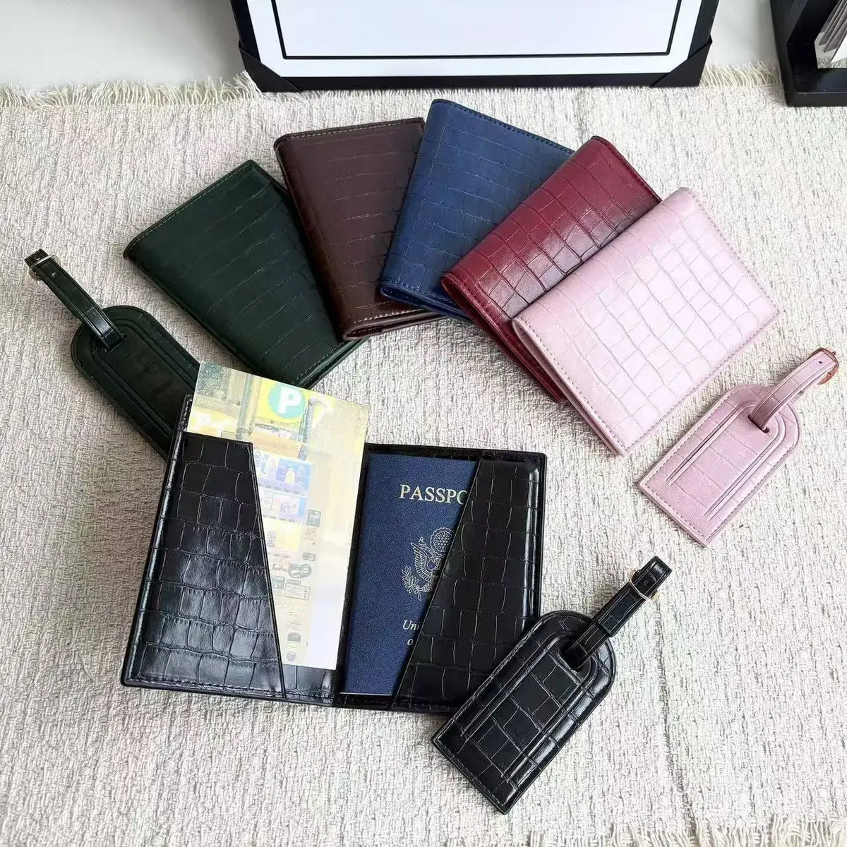 ensemble de coffret cadeau avec lettres initiales monogrammées gratuites, porte-passeport à motif crocodile, étiquette de bagage, housse de passeport, accessoires de voyage