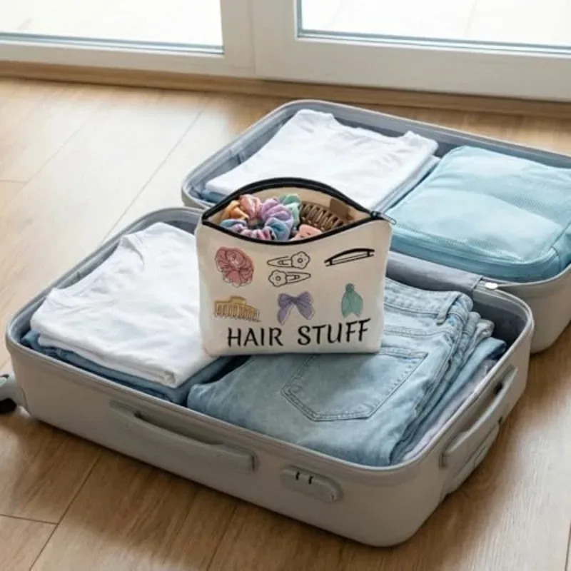 une trousse de maquillage amusante, multicolore, avec motif d'accessoires pour cheveux imprimé sur elle.