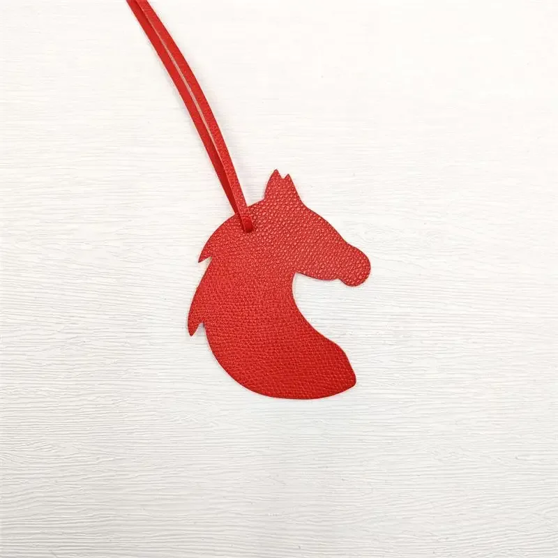 breloque de sac en cuir en forme de tête de cheval avec un design mignon et une finition soignée, parfaite pour décorer les sacs à main, les sacs à dos et les clés