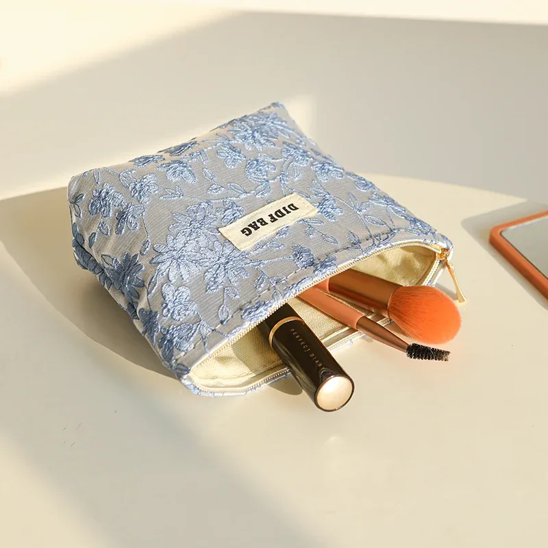 nouveau sac cosmétique femme de petite taille portable bleu broderie mini sac de rangement de serviettes hygiéniques sac de clé de monnaie de banlieue sac de carte bancaire