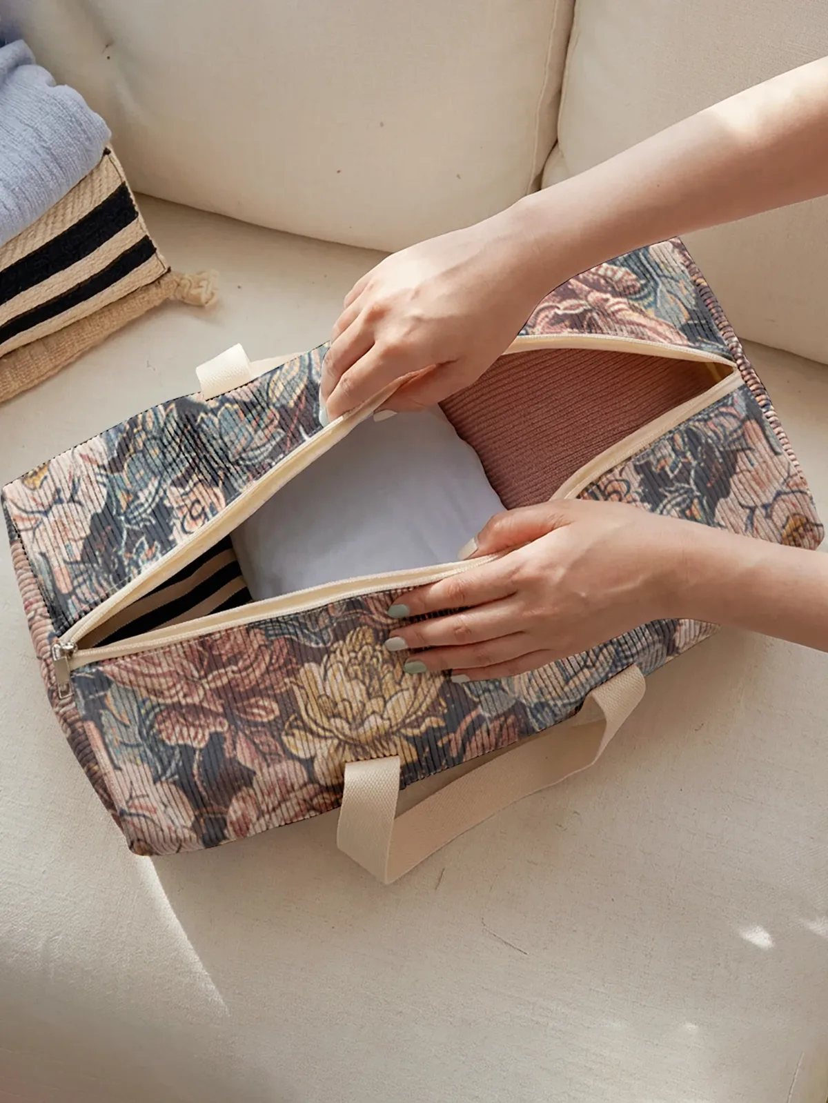 sac de voyage vintage à motif floral pivoine foncé, 2 styles, idéal pour les voyages, la gym, le yoga et le rangement quotidien.