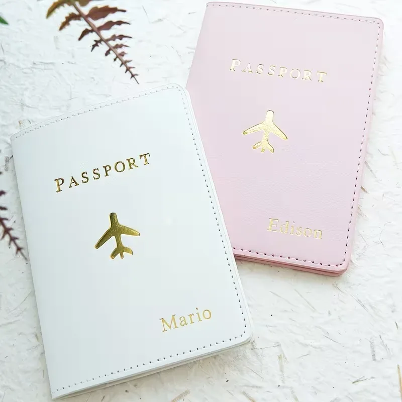 porte-passeport personnalisé avec estampage à chaud et monogramme, cet élégant accessoire de voyage est un document fait main