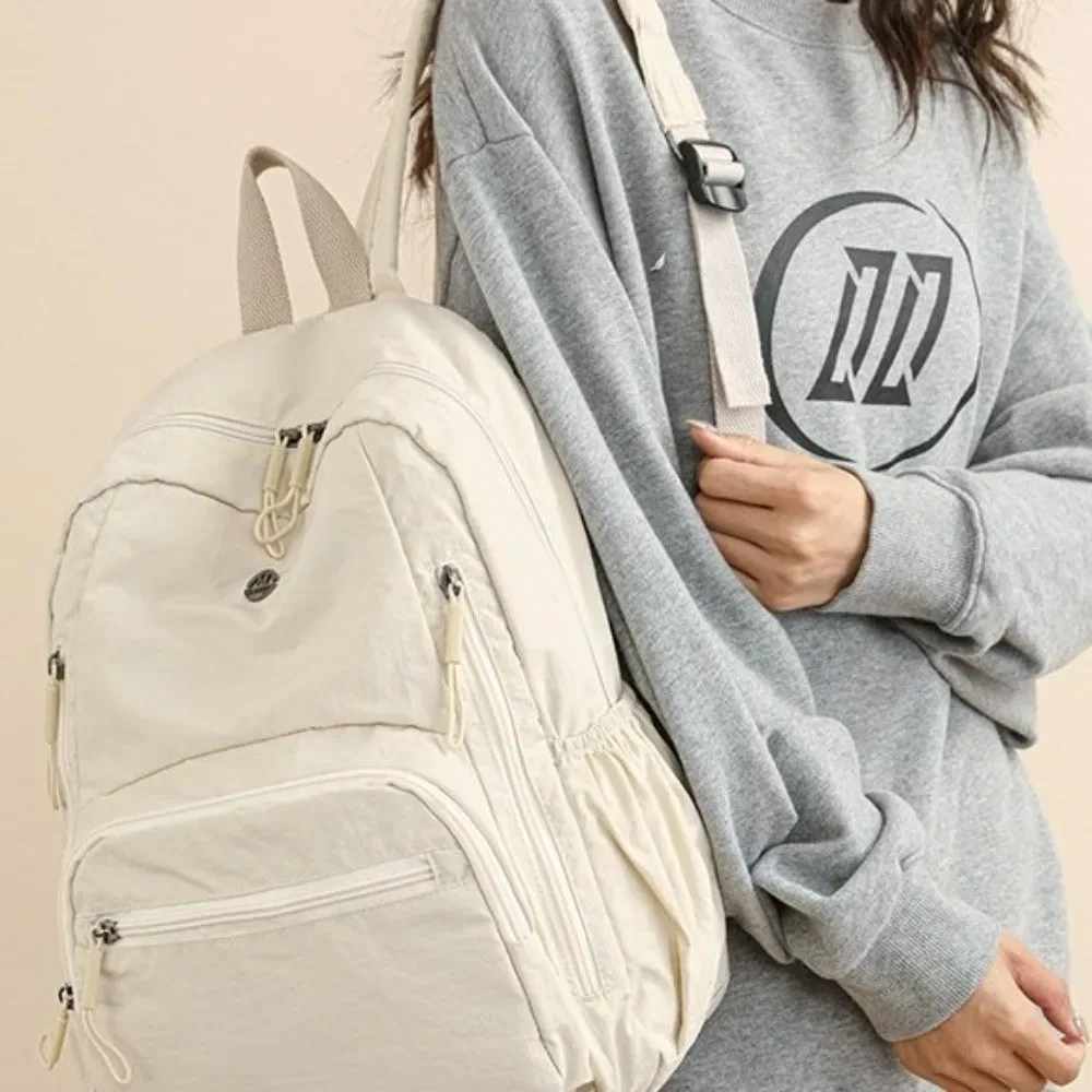 Sac à dos minimaliste en nylon de grande capacité, léger, avec fermeture éclair sécurisée, sac à dos durable et imperméable pour l'école et l'utilisation quotidienne.