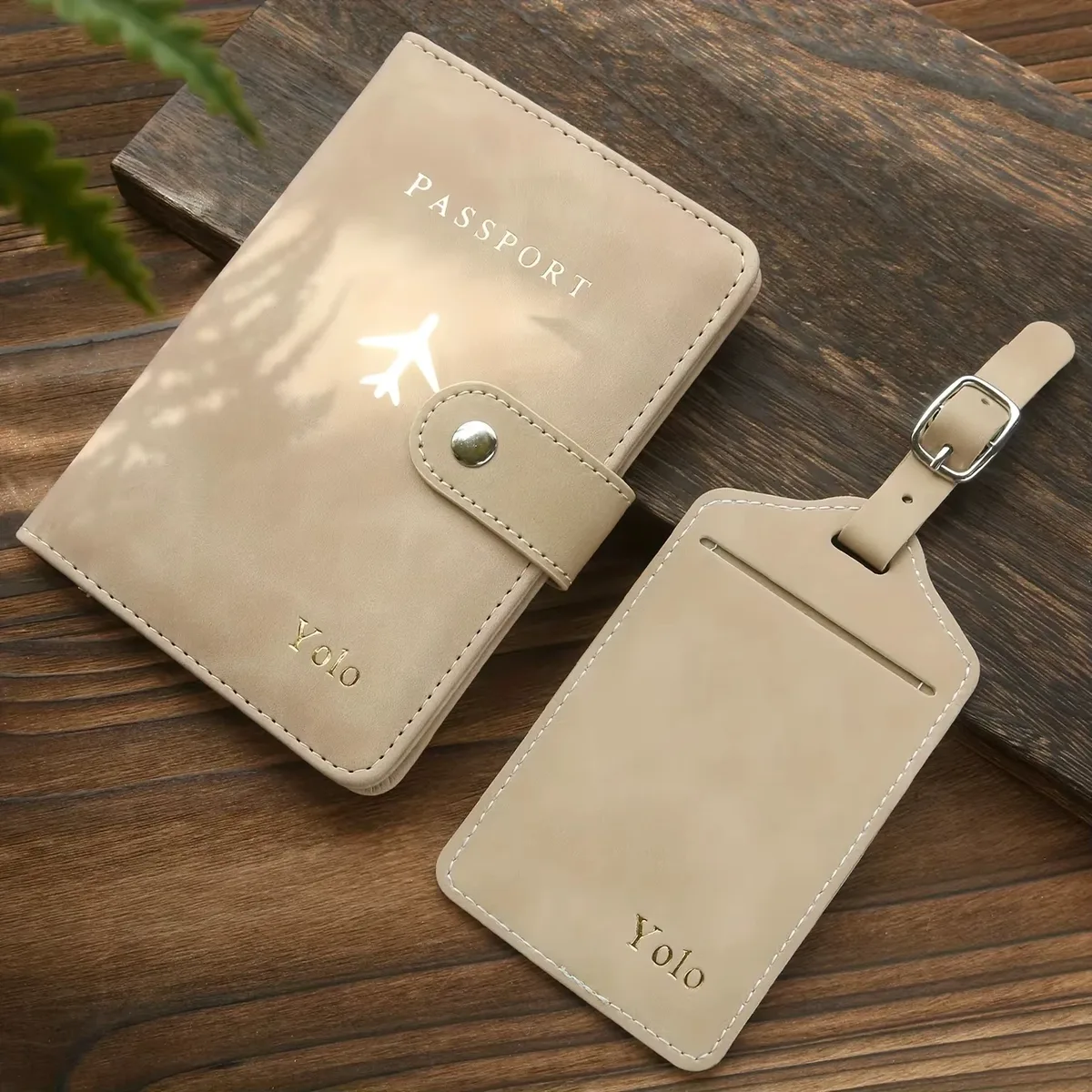 ensemble de couverture de passeport et d'étiquette de bagage personnalisés avec monogramme doré à chaud, en cuir pu texturé, personnalisé avec des noms sur mesure pour les voyages