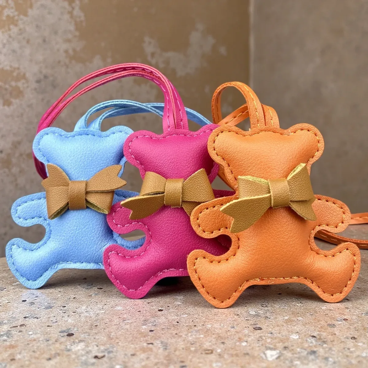 adorable breloque de sac en cuir pu en forme d'ours, pose câlin avec un petit nœud, pendentif animal pour sacs à main et sacs à dos, cadeau pour filles