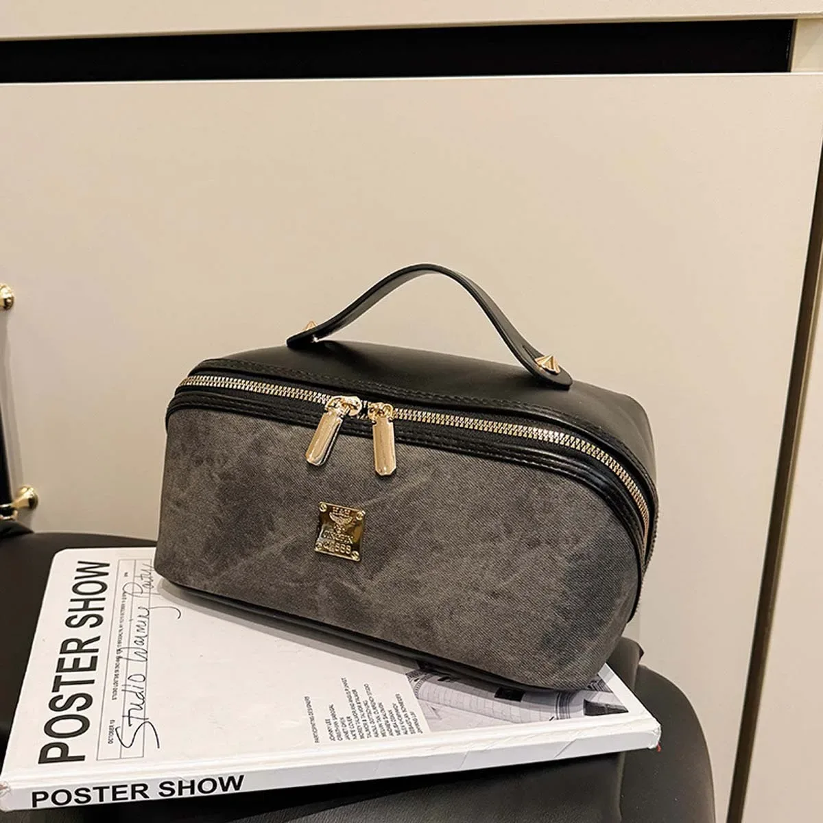 nouvelle trousse de toilette, sac de rangement de voyage haut de gamme en denim et cuir pu avec empiècements color-block, trousse de toilette de marque en métal