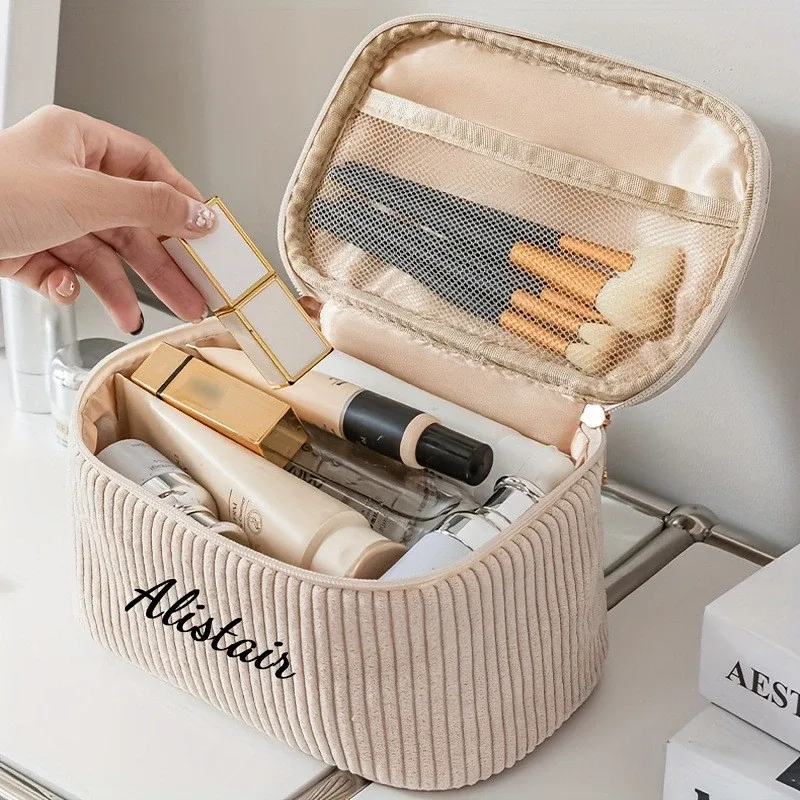 pochette cosmétique moelleuse personnalisée, idéale pour organiser les voyages et les articles de toilette quotidiens, un choix de cadeaux doux pour la fête des mères