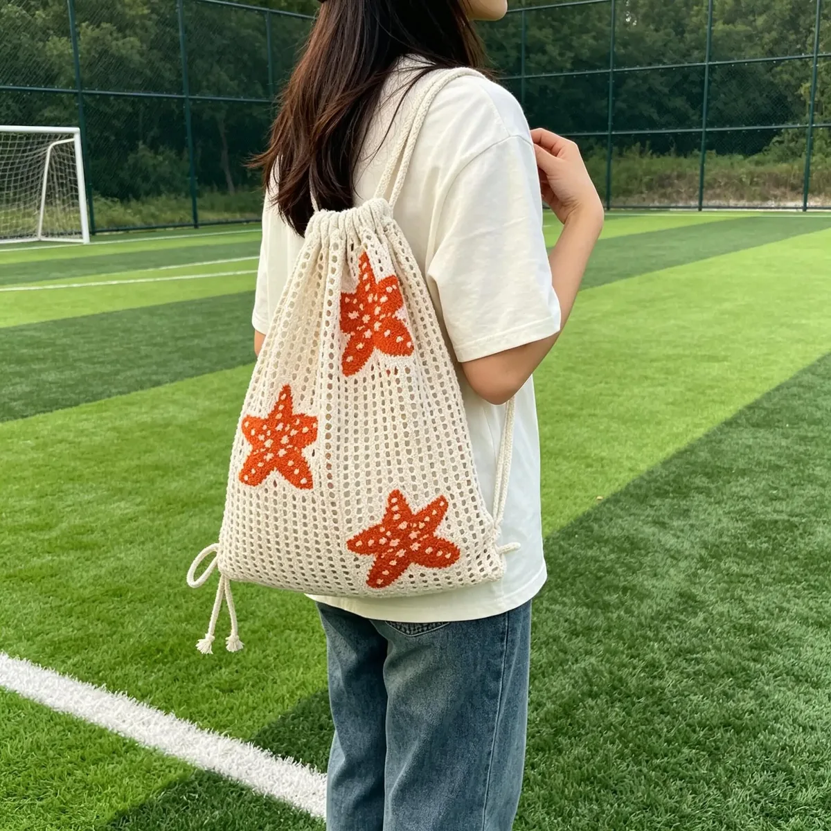 sac à dos tendance en maille brodée étoile de mer ajourée - grande capacité avec cordon de serrage, motif étoile de mer orange, peut contenir un ballon de basket, un ballon de football et des équipements de camping, en fibre de polyester beige, idéal pour les accessoires de vacances en plein air, style décontracté, sac à dos de rangement multifonctionnel, sac de rangement parfait pour les vacances, sac de rangement pour ballon de football, sac à dos cadeau pour célébrations et commémorations, unisexe, adapté à toutes les saisons