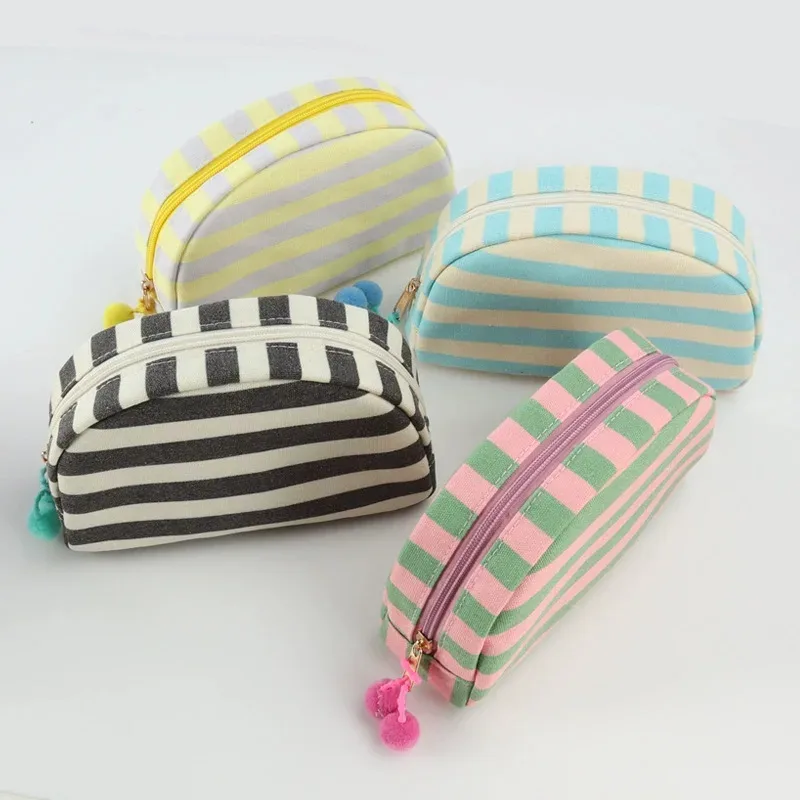 trousse de maquillage en toile rayée avec pom pom, organisateur cosmétique de conception de coquille, pochette de toilette de voyage de grande capacité
