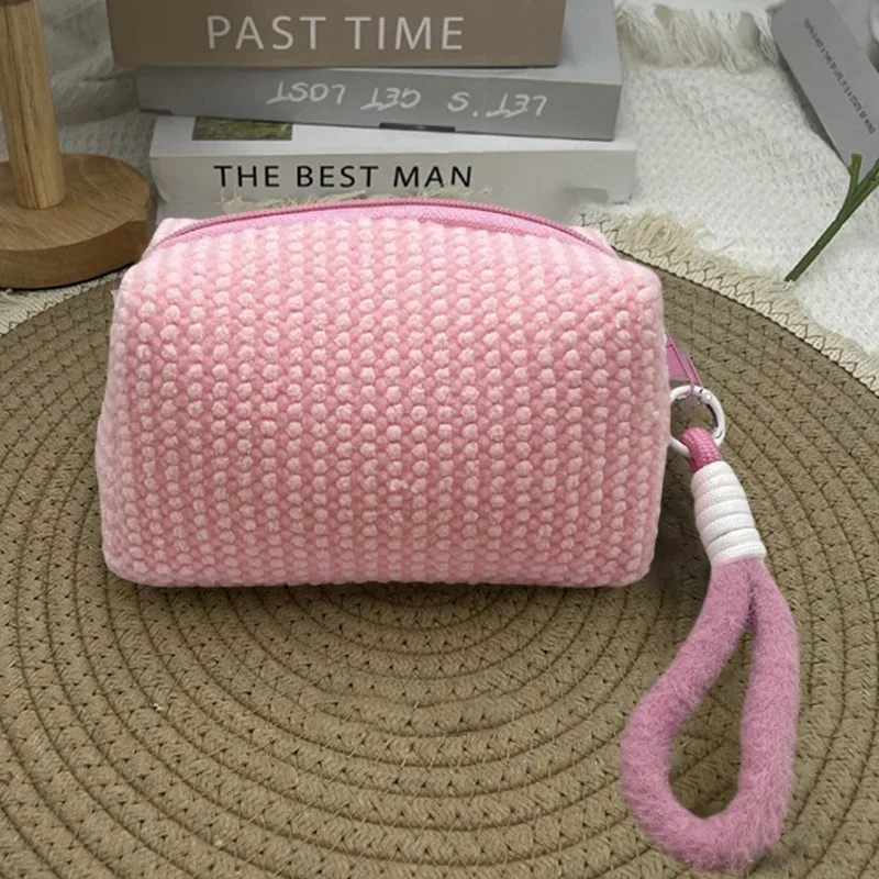 nouvelle trousse de maquillage grande capacité en peluche couleur bonbon style ins pour fille, sac de toilette portable de voyage, petit rangement à main 2026