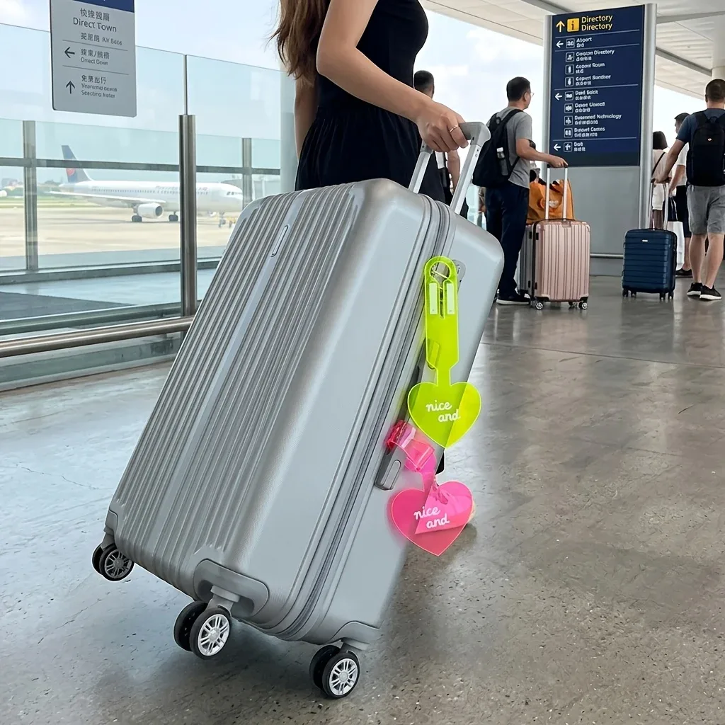 4 étiquettes à bagages en forme de cœur fluorescent, 4 couleurs assorties, étiquettes à bagages en pvc, facile à identifier pour valise de voyage.