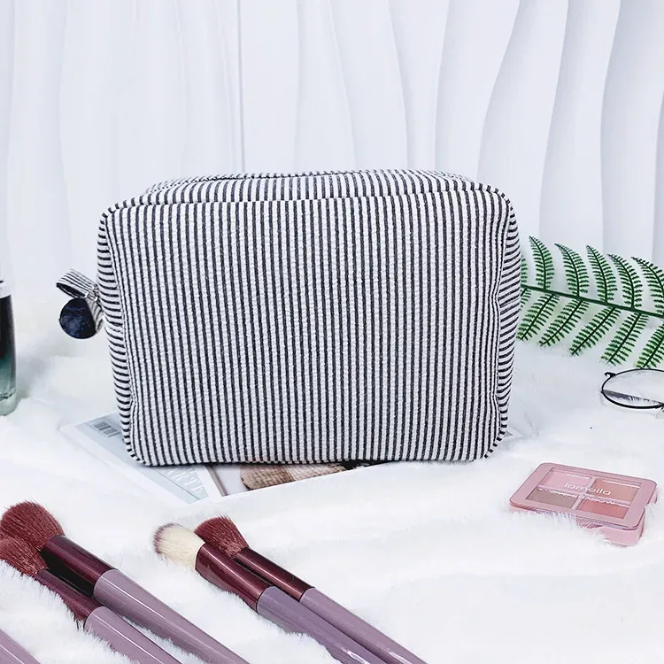 trousse de toilette brodée sur mesure, pochette cosmétique personnalisée en seersucker rayé, organiseur de voyage couleur bonbon, cadeaux pour demoiselles d'honneur