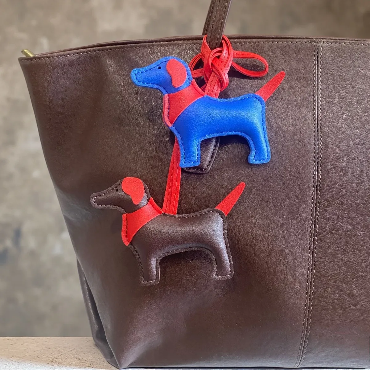 breloque tendance en cuir pu pour sac à dos, motif chien en profil latéral, design unique écharpe-mane, pendentif élégant pour sac à dos, cadeau pour les amoureux des chiens et des animaux de compagnie