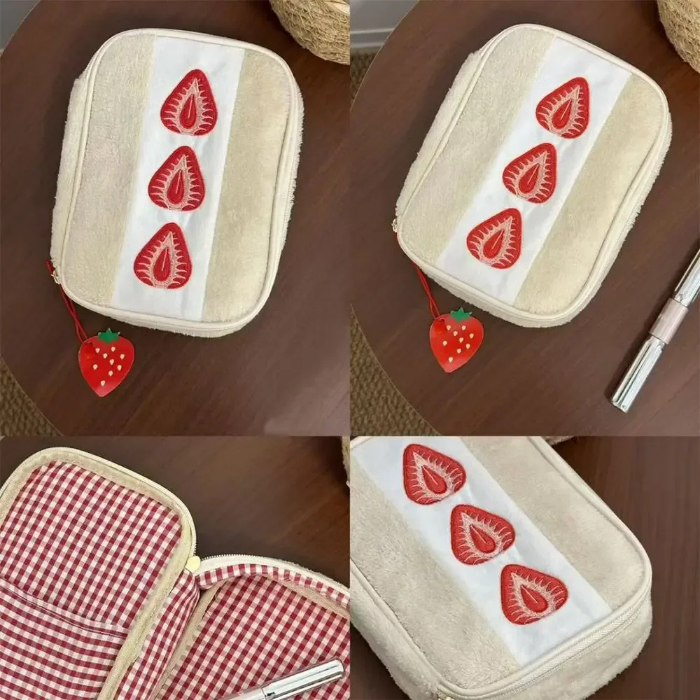 sac à stylos flou durable, sandwich aux fraises, trousse à crayons brodée mignonne, trousse de maquillage multifonctionnelle pour étudiants