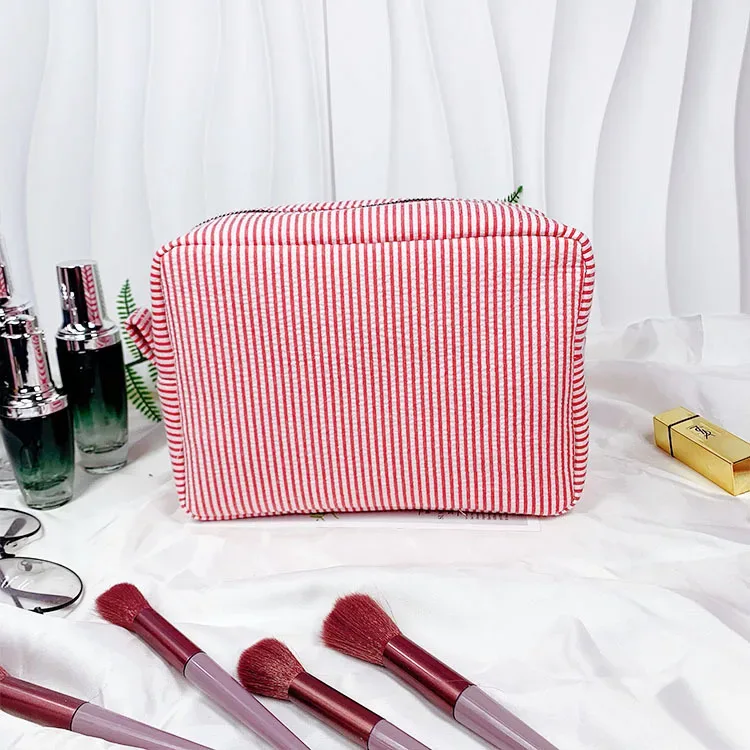 trousse de toilette brodée sur mesure, pochette cosmétique personnalisée en seersucker rayé, organiseur de voyage couleur bonbon, cadeaux pour demoiselles d'honneur