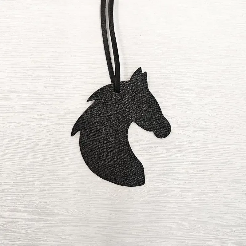 breloque de sac en cuir en forme de tête de cheval avec un design mignon et une finition soignée, parfaite pour décorer les sacs à main, les sacs à dos et les clés