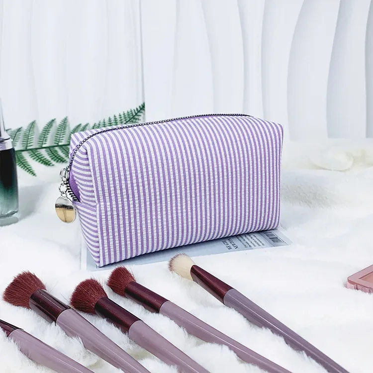 trousse de toilette brodée sur mesure, pochette cosmétique personnalisée en seersucker rayé, organiseur de voyage couleur bonbon, cadeaux pour demoiselles d'honneur