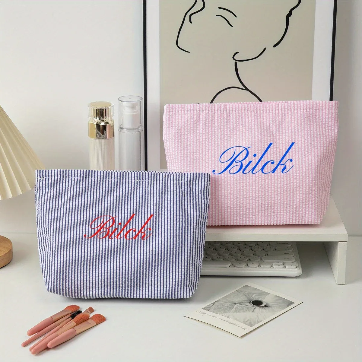 Sac de maquillage à rayures avec nom brodé, sac de lavage de grande capacité, sac de rangement approprié pour la beauté et les petits articles quotidiens, cadeaux parfaits
