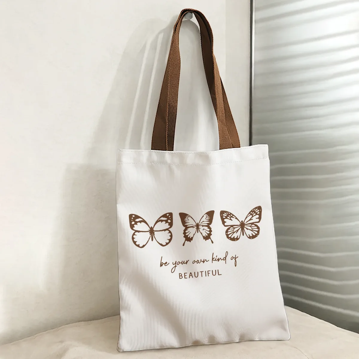 sac fourre-tout à bandoulière de grande capacité avec imprimé de lettres inspirantes et motif papillon marron, pour le shopping, les voyages et l'usage quotidien