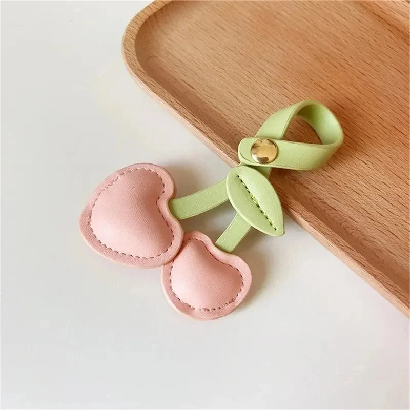 porte-clés pendentif cerise chelsea créatif pour sac à main femme, accessoire de sac à dos en cuir, breloque vintage polyvalente pour sac