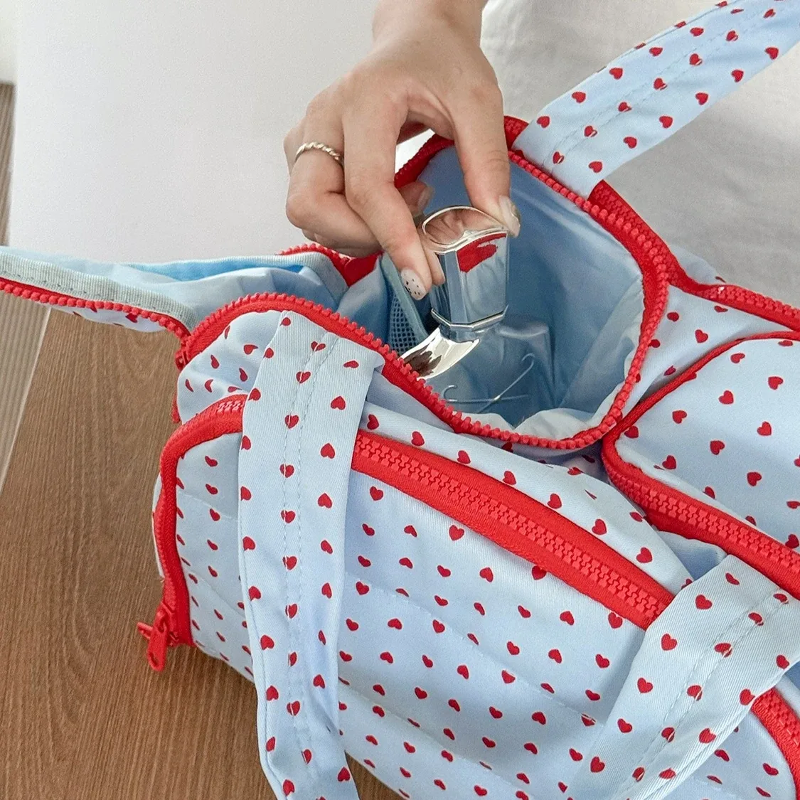 sac à cosmétiques portable à motif de cœur bleu, nouveau sac de rangement de toilette de voyage portable de grande capacité avec compartiments