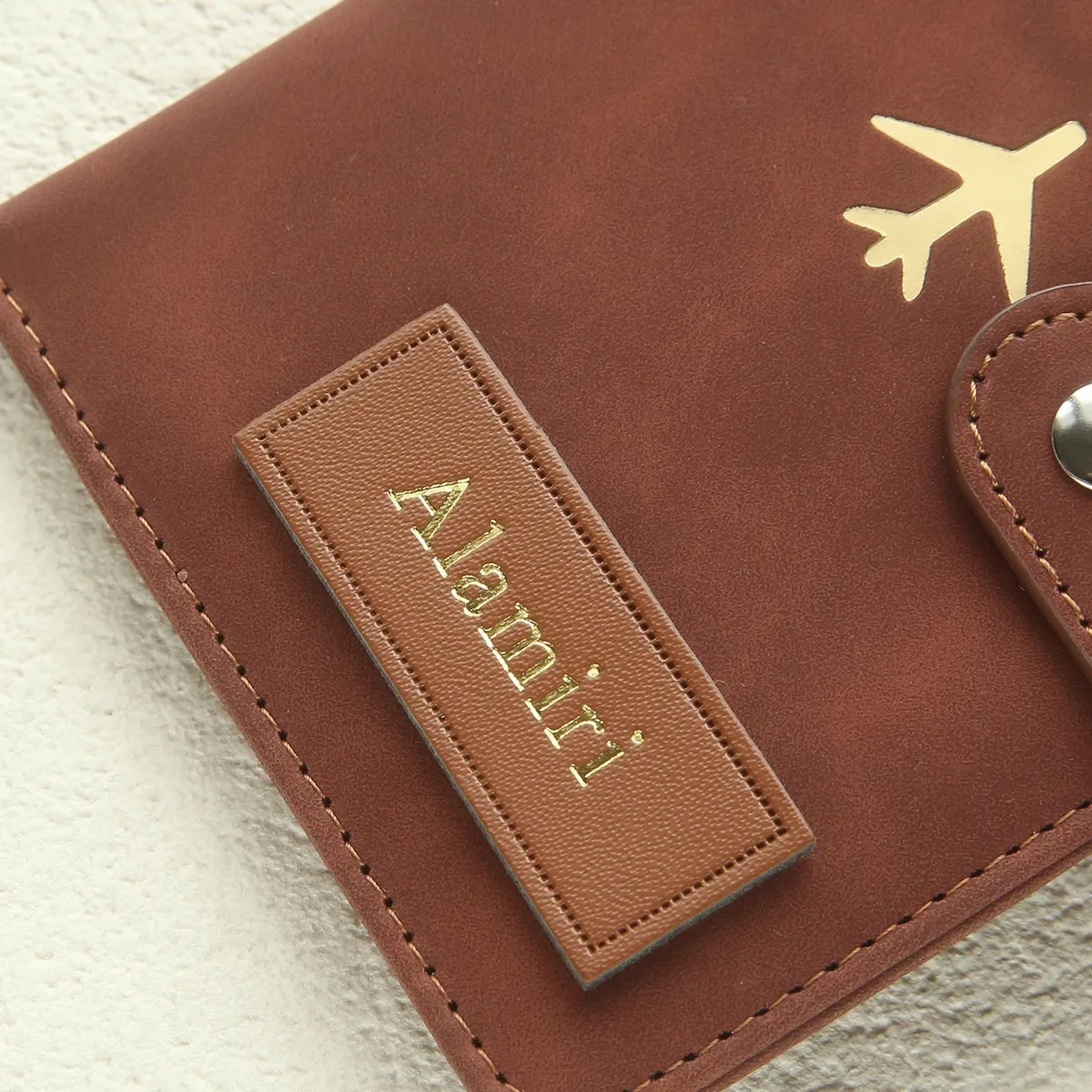 1pcs porte-passeport personnalisé avec nom, couverture de passeport en daim, sac de passeport en similicuir texturé, accessoires de voyage personnalisés