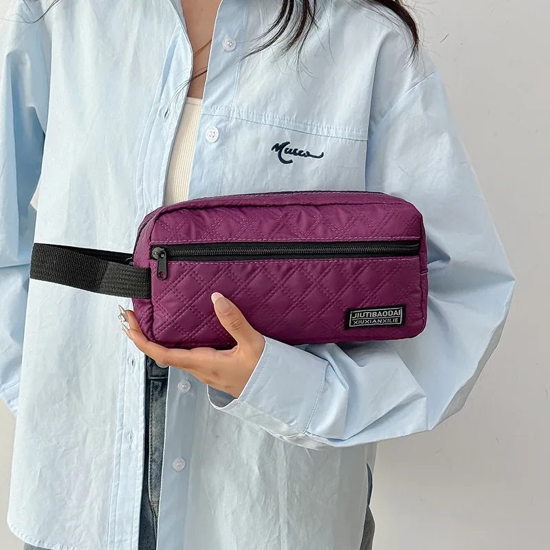 sacs à dos de style neutre pour hommes et femmes, adaptés aux voyages, au shopping et au tourisme. la trousse de maquillage est conçue de manière simple.