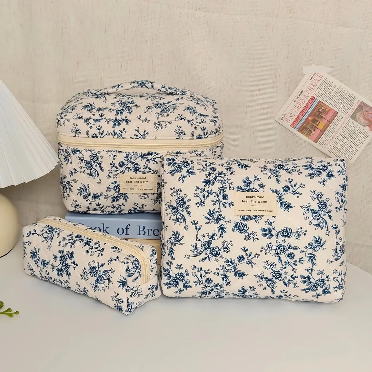 Pochette de maquillage à imprimé floral bleu, en coton matelassé, grande capacité, organiseur de cosmétiques portable pour les voyages, pochette de rangement pour articles de toilette pour femmes