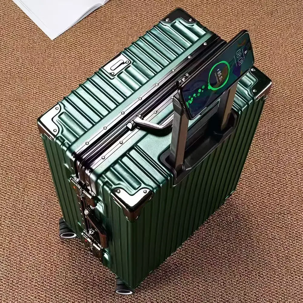 valise wolverine, une valise rigide avec 108 rivets, taille 20-28 pouces, dotée de roues silencieuses tout-terrain et d'un porte-gobelet.