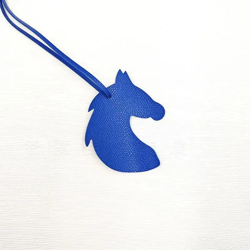 breloque de sac en cuir en forme de tête de cheval avec un design mignon et une finition soignée, parfaite pour décorer les sacs à main, les sacs à dos et les clés