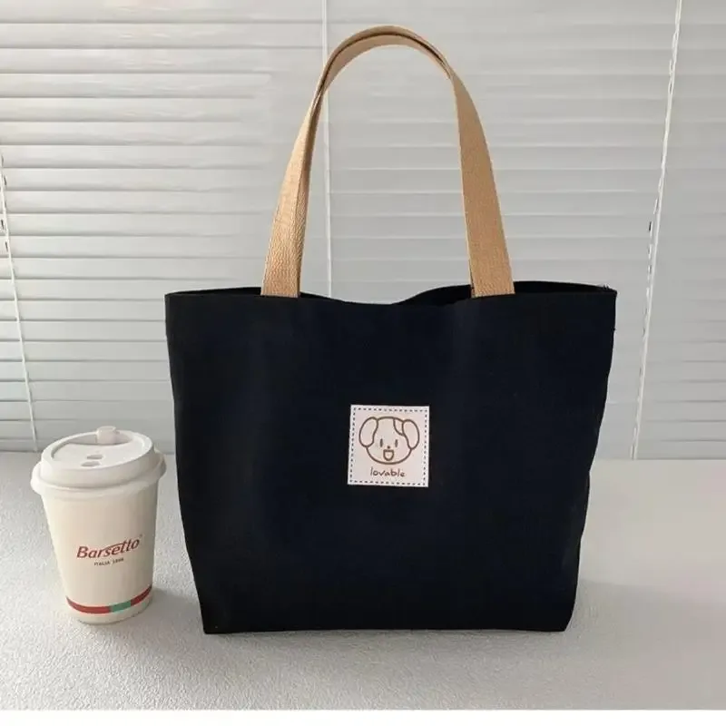 les sacs fourre-tout en toile et les sacs bandoulière en toile sont parfaits pour transporter des fournitures scolaires ou pour les voyages.