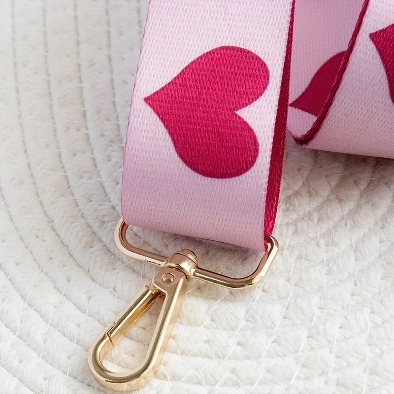 sangle de sac à dos à motif en forme de cœur rose. idéal pour accrocher des objets tels que des tasses de voyage, des appareils photo, des guitares, etc.