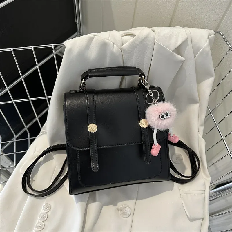 sac à dos décontracté vintage en similicuir avec breloque en peluche mignonne, sac à bandoulière rétro à rabat avec poignée supérieure pour femme, idéal pour les trajets quotidiens