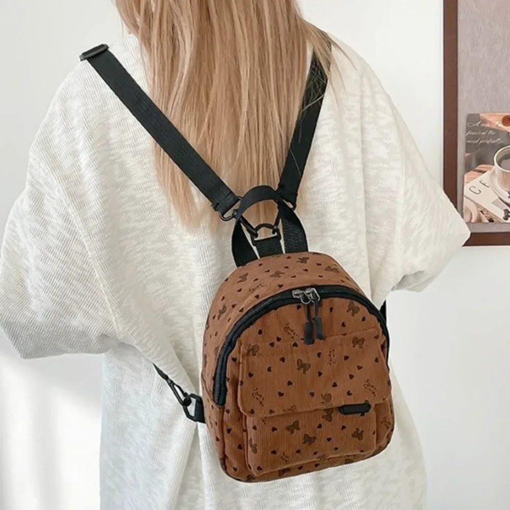mini sac à dos en velours côtelé léger avec imprimé cœur et nœud, sac à dos décontracté multi-compartiments à ouverture zippée, sac à bandoulière de voyage