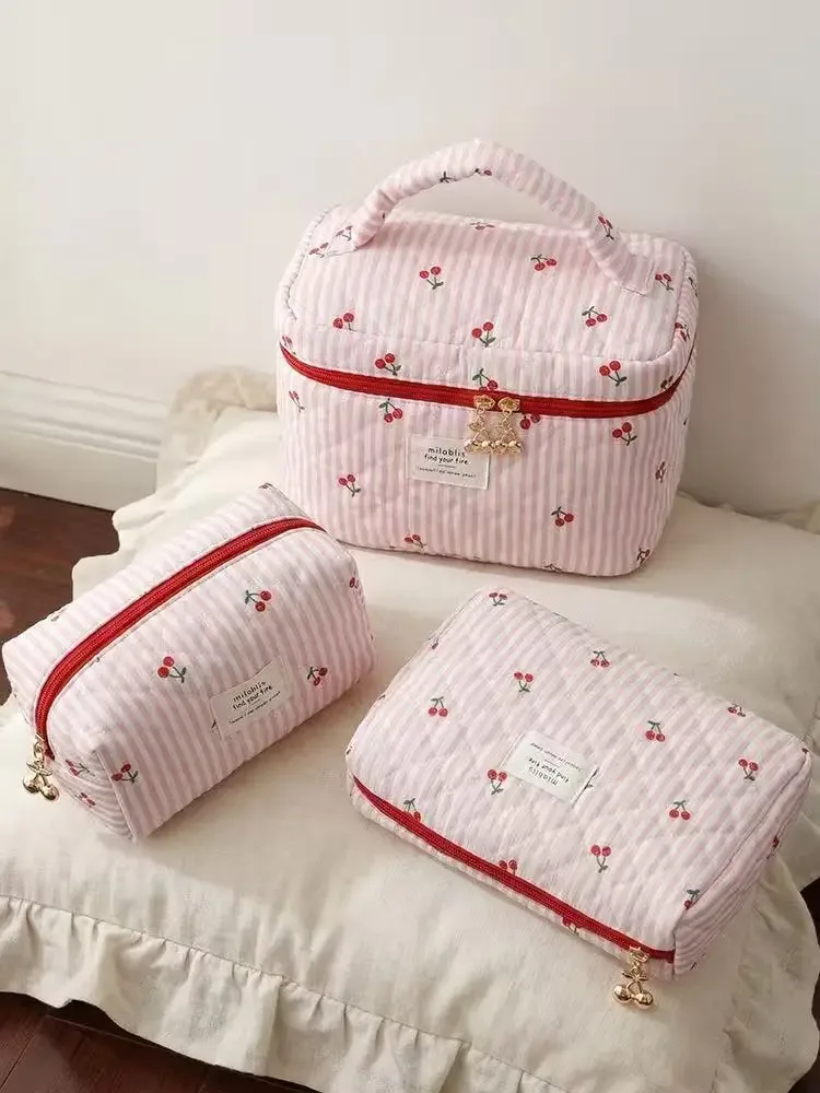 sac cosmétique matelassé à imprimé cerise rouge, version coréenne, à rayures tricolores, polyvalent et simple, idéal pour les sorties et les voyages.