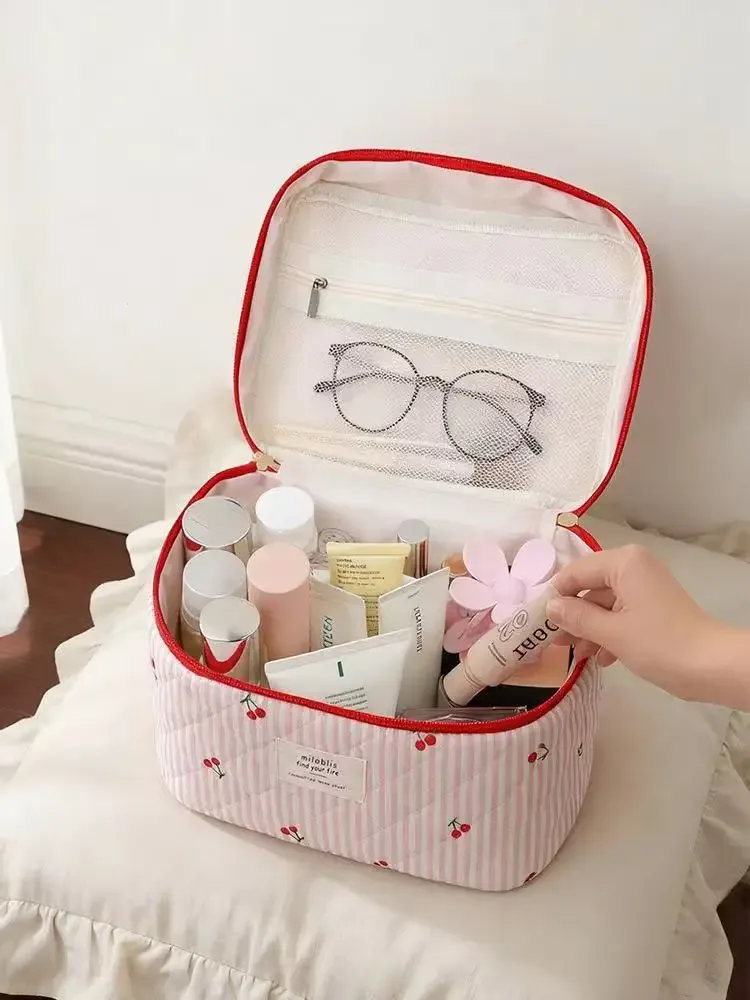sac cosmétique matelassé à imprimé cerise rouge, version coréenne, à rayures tricolores, polyvalent et simple, idéal pour les sorties et les voyages.