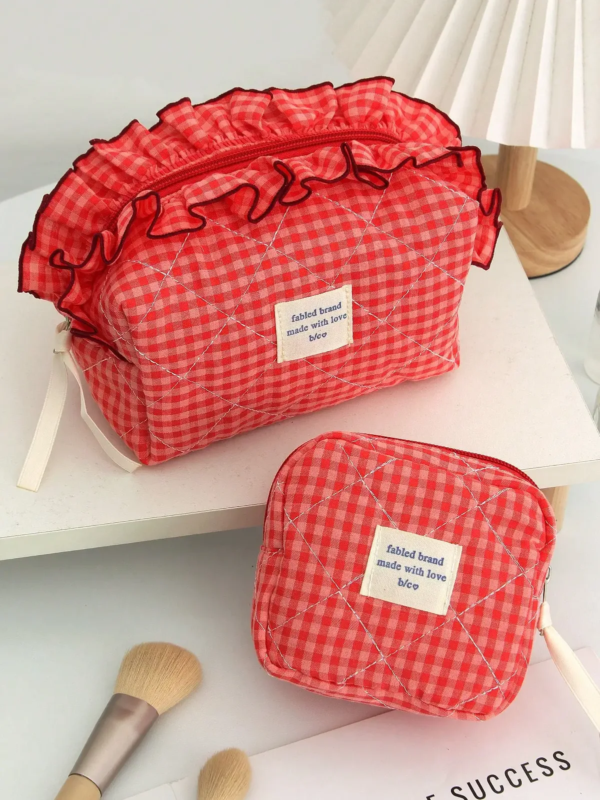 1 pièce/ensemble trousse de maquillage matelassée à carreaux en dentelle, trousse de maquillage portable multifonctionnelle, trousse de maquillage de rangement de voyage, trousse de maquillage à volants mignonne