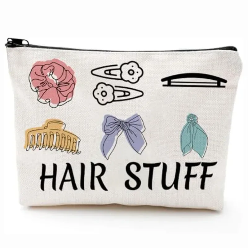 une trousse de maquillage amusante, multicolore, avec motif d'accessoires pour cheveux imprimé sur elle.