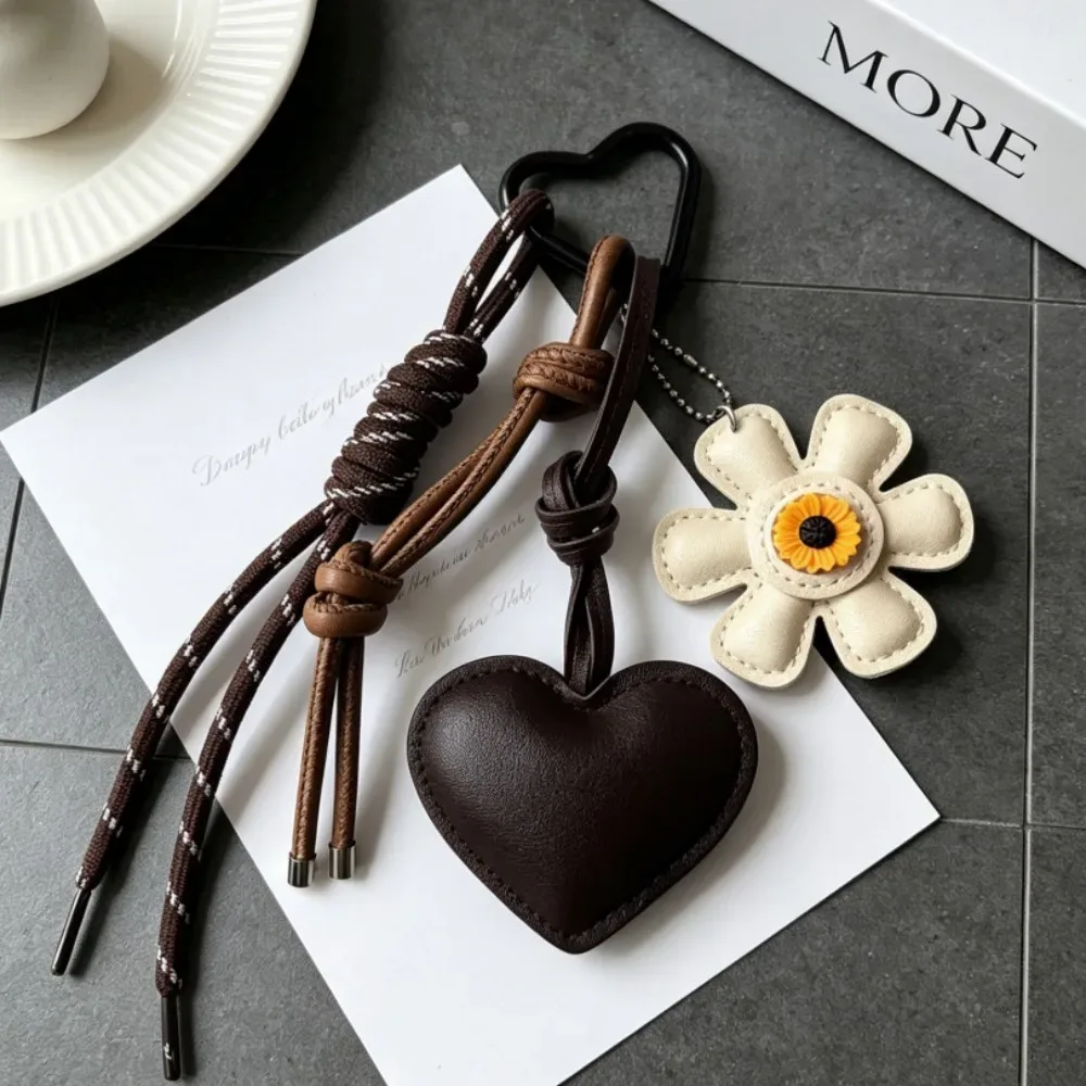 breloque et porte-clés vintage en cuir en forme de cœur fleuri, pendentif de sac bohème fait main avec pompon pour femme, accessoire esthétique pour sacs fourre-tout