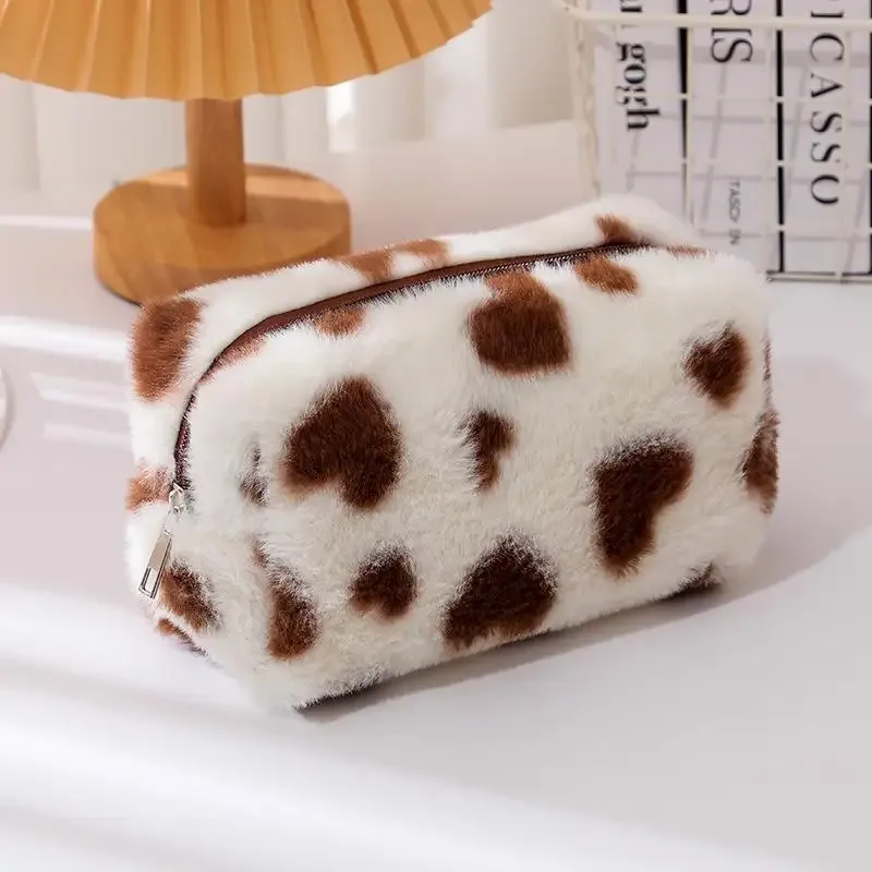 sac de rangement pour crayons décoré en forme de cœur. haute capacité et design tendance ; idéal pour l'organisation du bureau