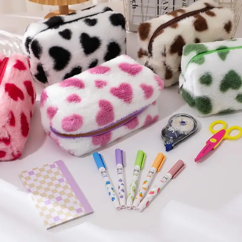 sac de rangement pour crayons décoré en forme de cœur. haute capacité et design tendance ; idéal pour l'organisation du bureau
