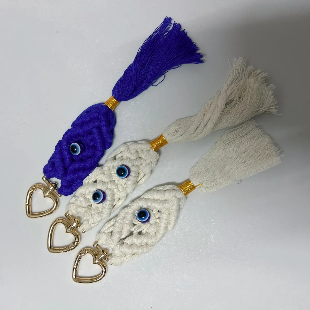 porte-clés bohème tissé à la main avec pompon et perle œil porte-bonheur - idéal pour sacs à main, clés de voiture, portefeuilles et sacs à dos - cadeau parfait