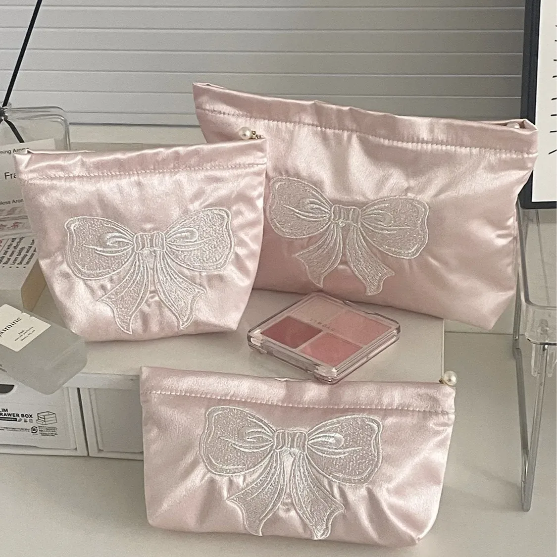 pochette de maquillage rose nacrée avec nœud, mignonne et féminine, en satin brodé, grande capacité, sac de rangement pour cosmétiques