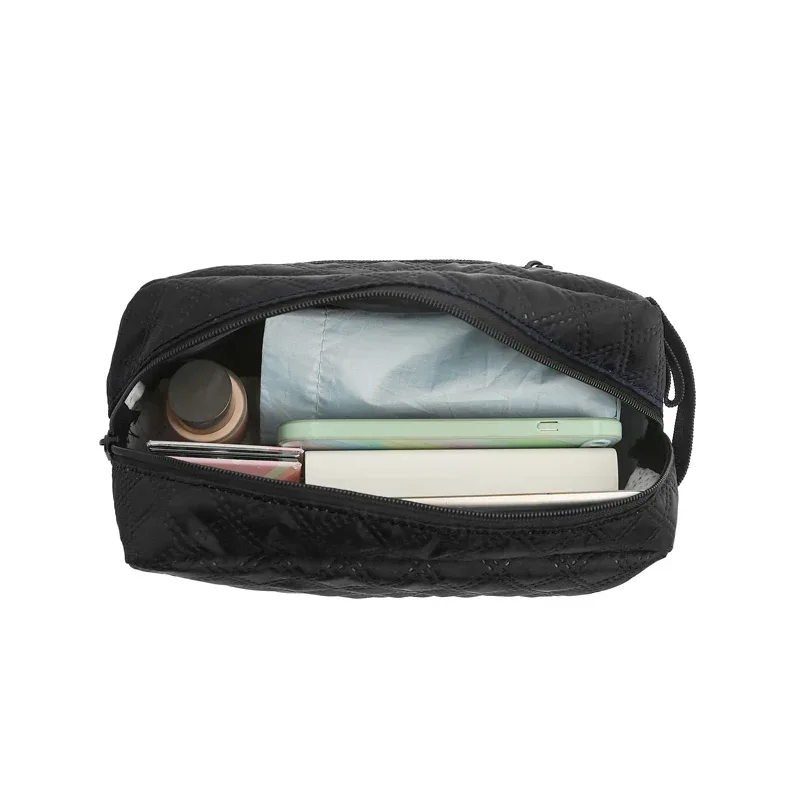 sacs à dos de style neutre pour hommes et femmes, adaptés aux voyages, au shopping et au tourisme. la trousse de maquillage est conçue de manière simple.