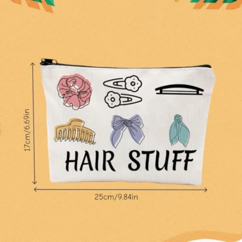 une trousse de maquillage amusante, multicolore, avec motif d'accessoires pour cheveux imprimé sur elle.