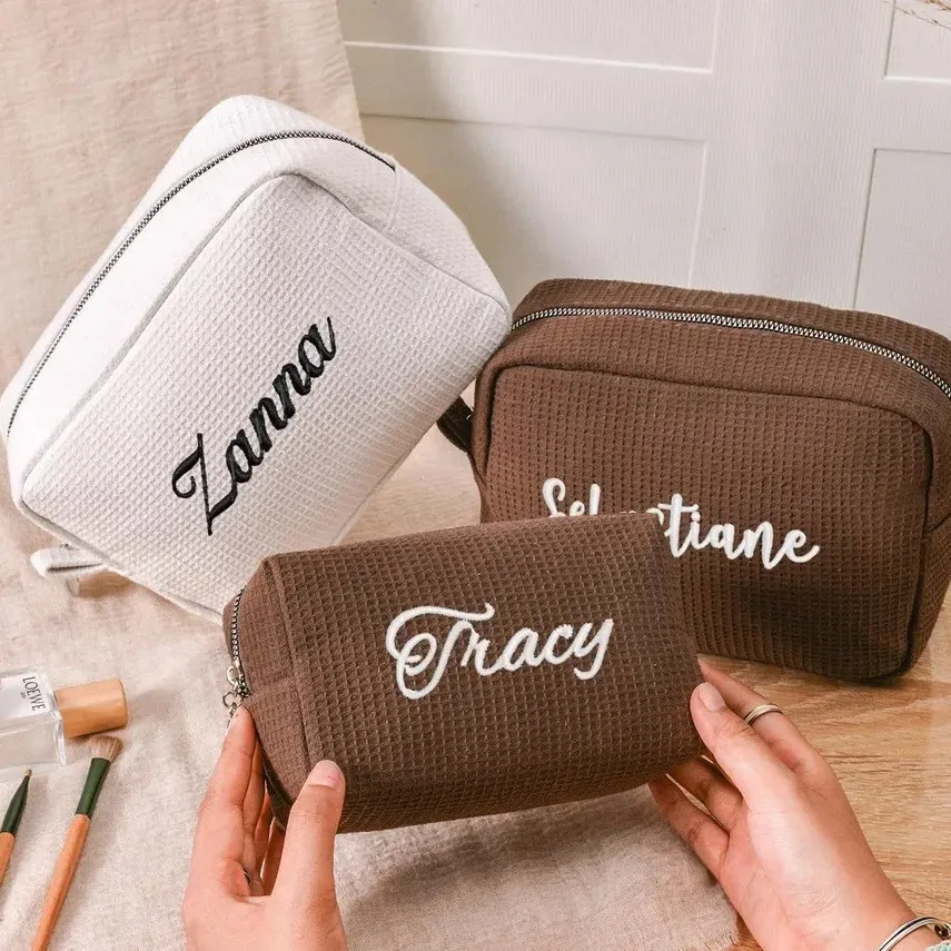 pochette de maquillage personnalisée brodée avec nom, sac cosmétique sur mesure, cadeau pour demoiselle d'honneur, cadeau pour lune de miel, cadeau pour l'équipe de mariage